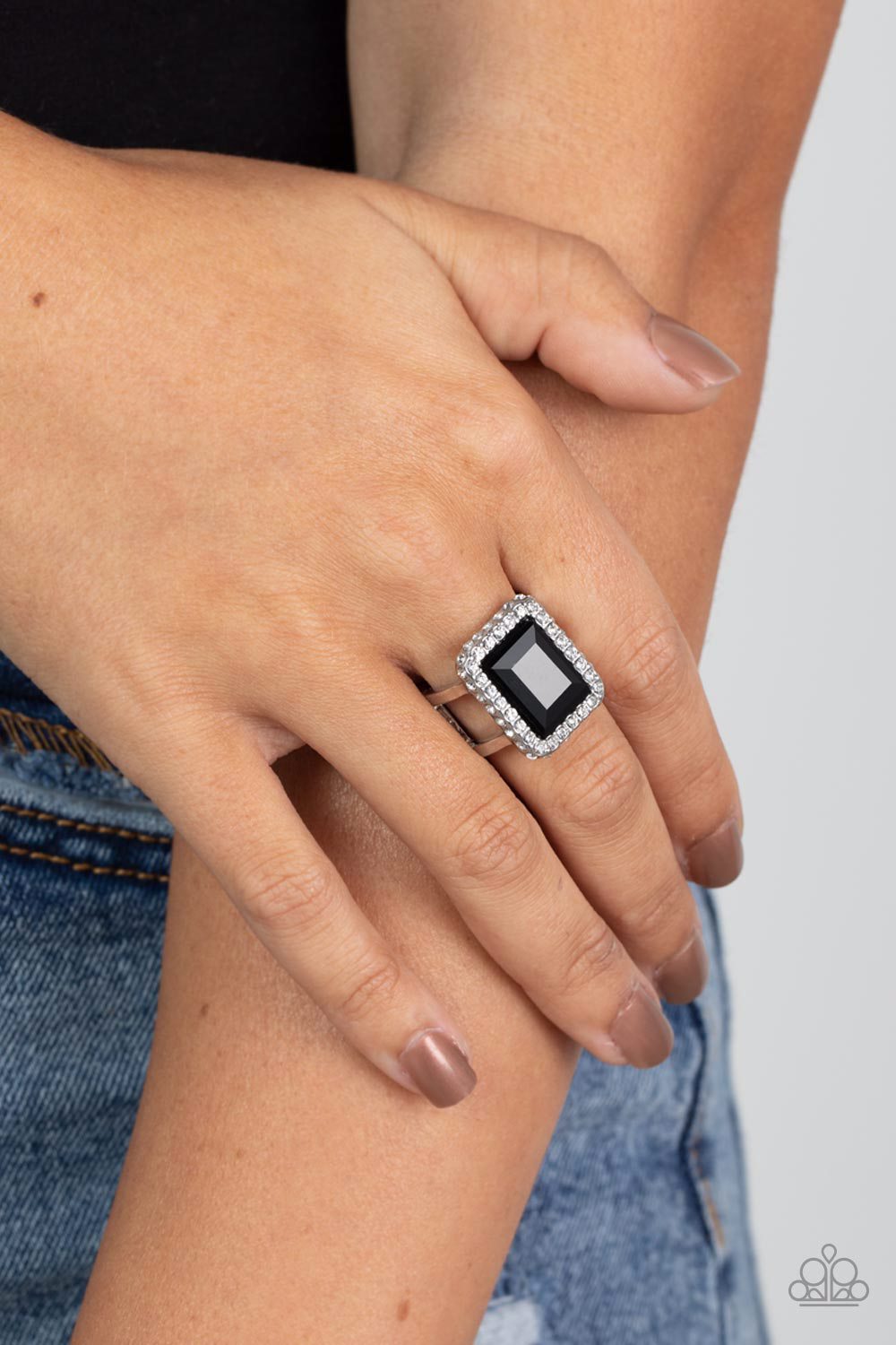 Paparazzi Ring ~ Glamorously Glitzy - Black